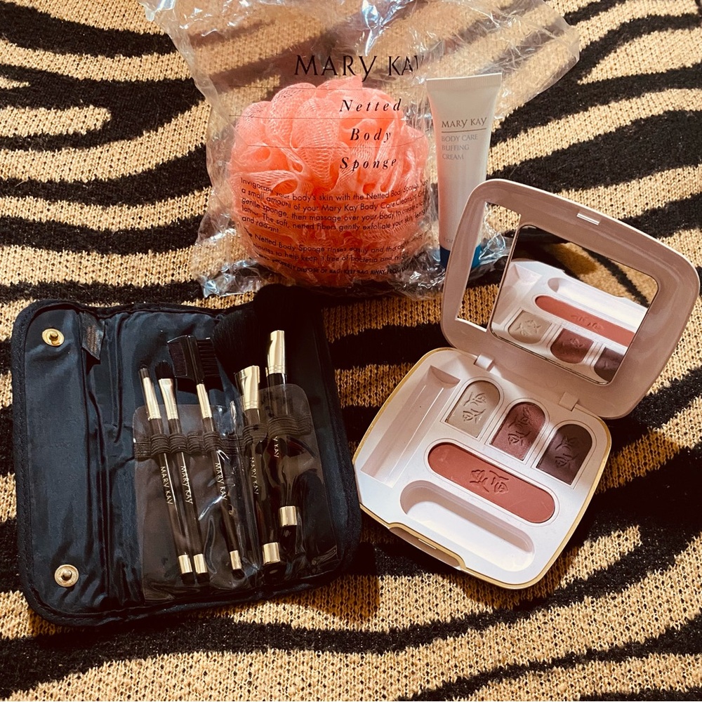 Mary kay Catalog Tote Bag with Clear Front Pocket w/ goodies